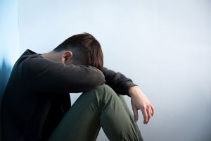 明明有足夠睡眠都好累、無食慾、小便量少、大便又稀又黏？你好可能是濕熱！ 讓陳醫師為大家講解三大濕熱成因、禍害和改善建議。 